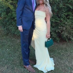 💛 Strapless Yellow Gown – Size Small – Elegant & Curve-Hugging